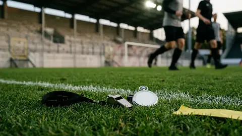 Leeres Fußballstadion bei Flutlicht, über den Rängen eine Anzeigetafel ohne Ergebnis